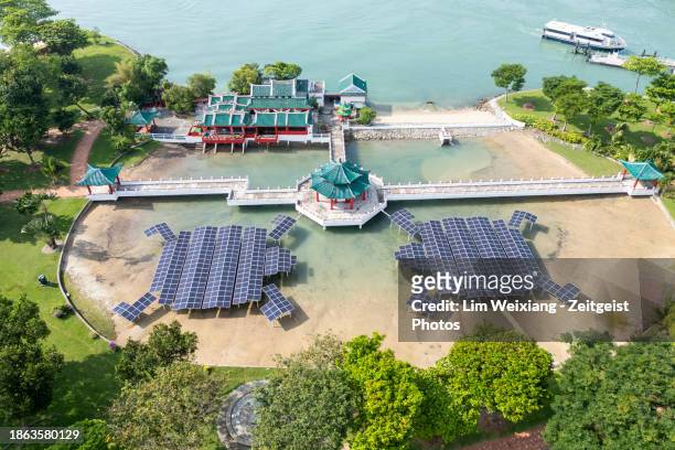 solar panels installed in the shape of 2 tortoises will power singapore's kusu island. - zonne eiland stockfoto's en -beelden