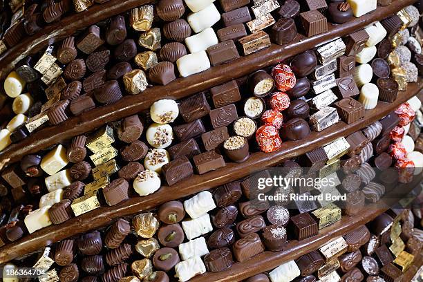 Years old belgian brand Leonidas displays a 4 meters high chocolate sculpture made by Jean-Luc Decluzeau dedicated to the King of Sparta, emblem of...