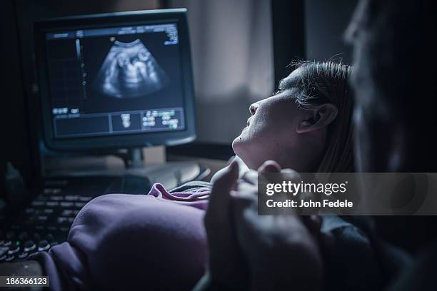 pregnant couple having sonogram - ultrasound scan stock pictures, royalty-free photos & images