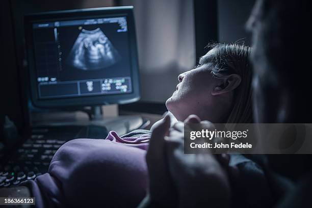 pregnant couple having sonogram - ecografia imagens e fotografias de stock