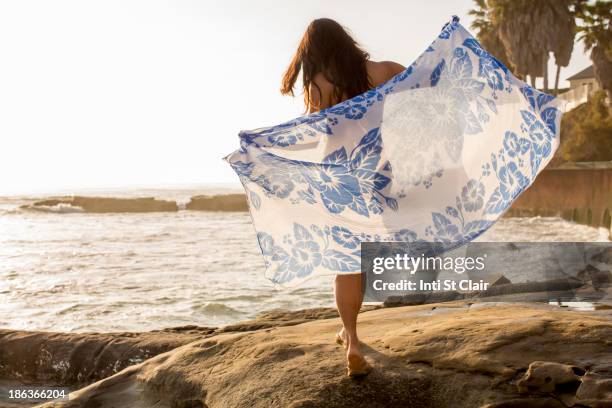japanese woman holding sarong on beach - sarong imagens e fotografias de stock