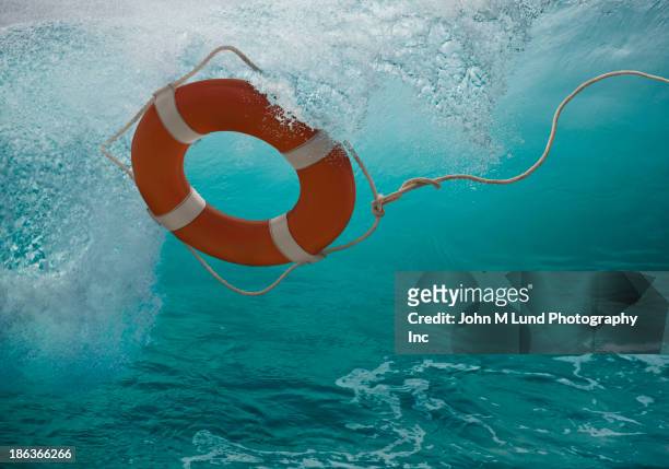 life ring tossing in waves - 救援 個照片及圖片檔