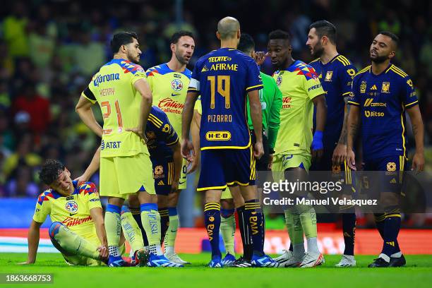 Julian Quiñones of America argues with referee Adonai Escobedo during the final second leg match between America and Tigres UANL as part of the...