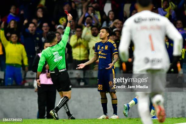 Adonai Escobedo, central referee, shows a red card to Raymundo Fulgencio of Tigres during the final second leg match between America and Tigres UANL...