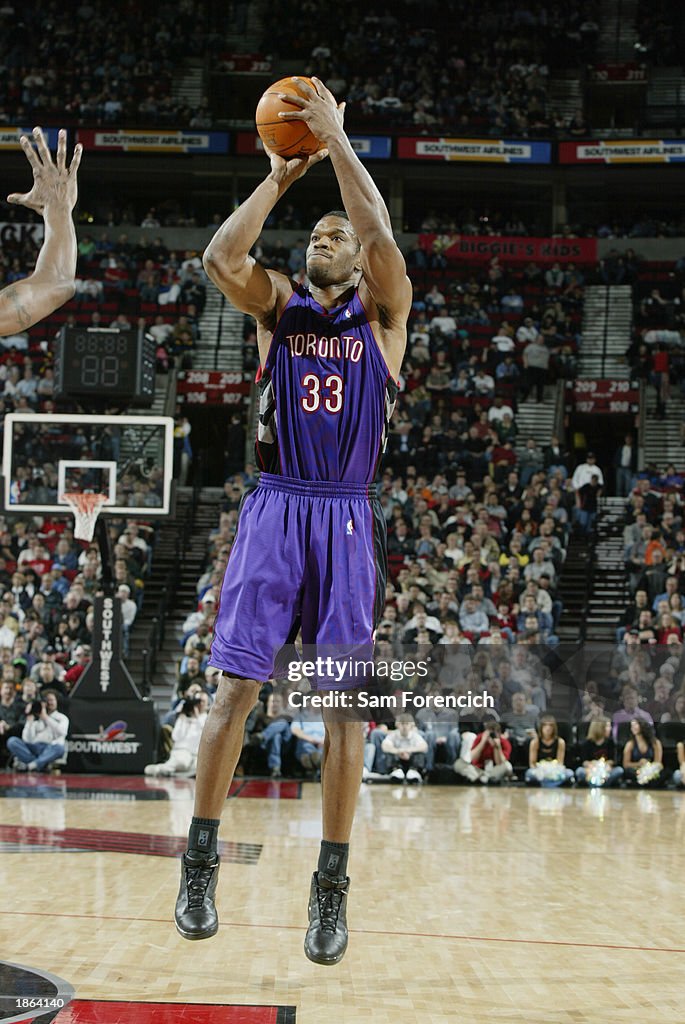 Antonio Davis of the Toronto Raptors shoots a jump shot during the