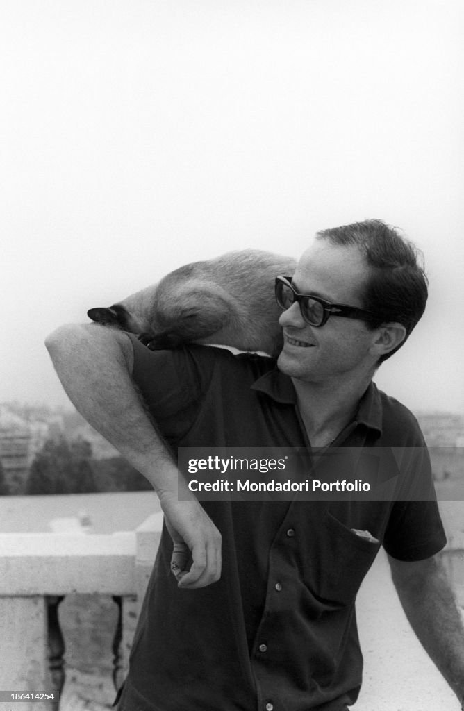 Gino Paoli playing with a cat