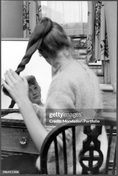 Italian actress Carla Gravina tidyng her hair in the London boarding school of the three wise monkeys which she attends to learn english. London,...