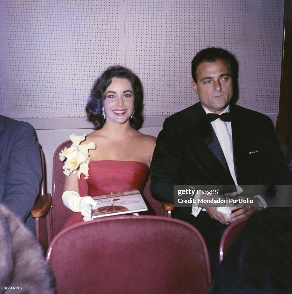 Elizabeth Taylor hand in hand with Mike Todd