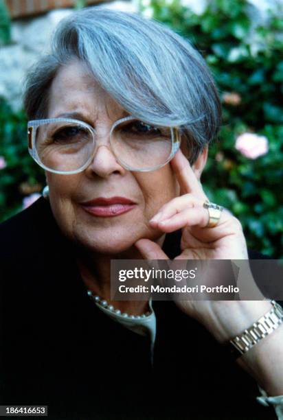 Close-up of the Italian actress and dubbler Isa Barzizza who smiles at the camera , with a hand on her cheek; discovered by Erminio Macario, she has...