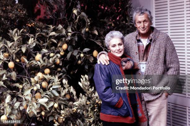 The fashion designer Ottavio Missoni and his wife Rosita embraced in the garden of their mansion. Sumirago , Italy, 1984.