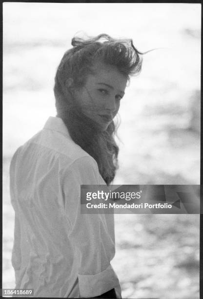 Italian actress Carla Gravina posing on the seashore in Lido di Ostia. Lido di Ostia, 1958.
