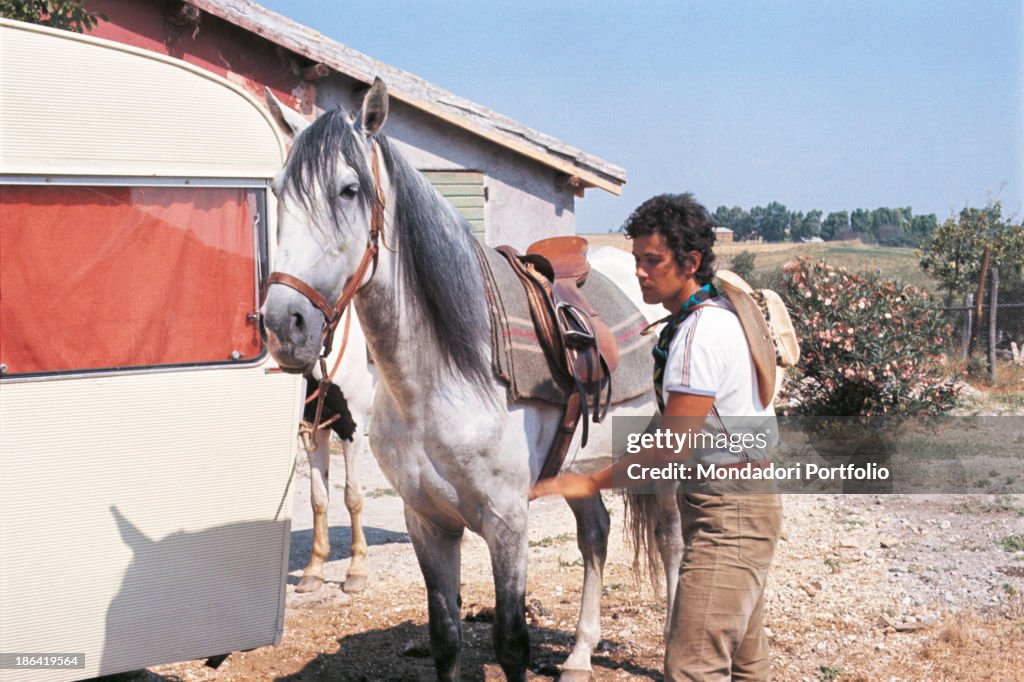 Lucio Battisti caressing his horse