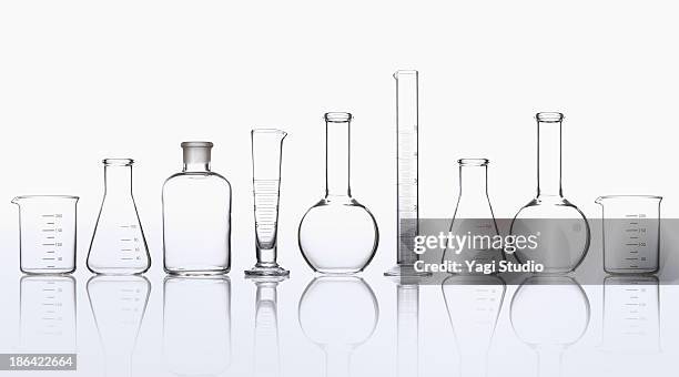 science beakers - laboratoriumglas stockfoto's en -beelden