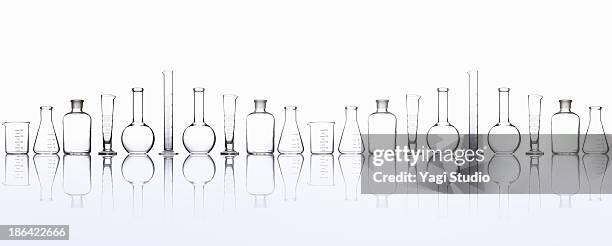 science beakers - matraz fotografías e imágenes de stock