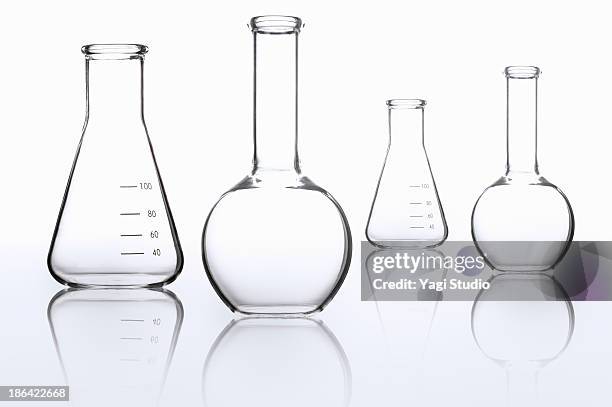 science beakers - récipient à bec verseur photos et images de collection