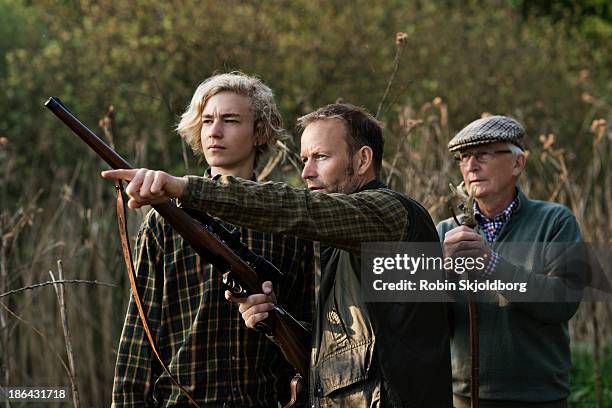 men in nature with rifle - jager stockfoto's en -beelden