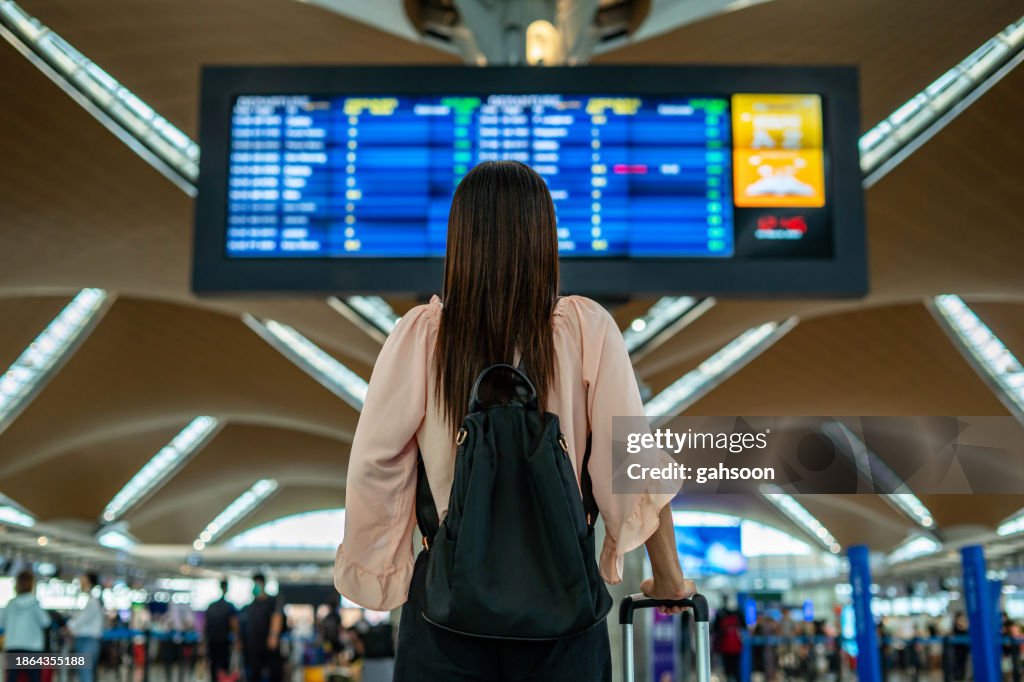 Donna d'affari in piedi in aeroporto