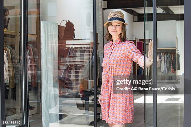 portrait of young woman in boutique doorway - boutique entrance stock pictures, royalty-free photos & images