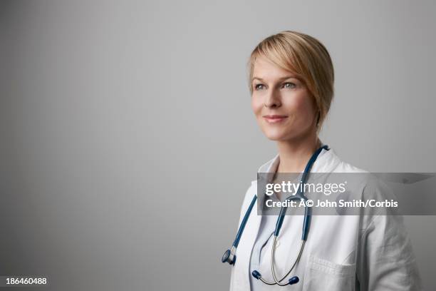 portrait of female doctor with stethoscope - dr smith imagens e fotografias de stock
