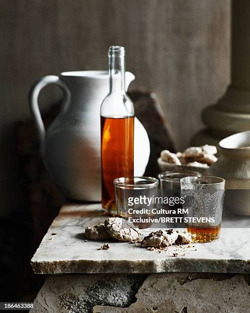 ugly biscuits with amaretto iced tea - amaretto liqueur stock pictures, royalty-free photos & images