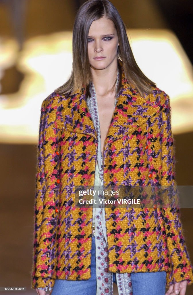 Carmen Kass walks the runway during the Roberto Cavalli Ready to Wear...  Fotografía de noticias - Getty Images