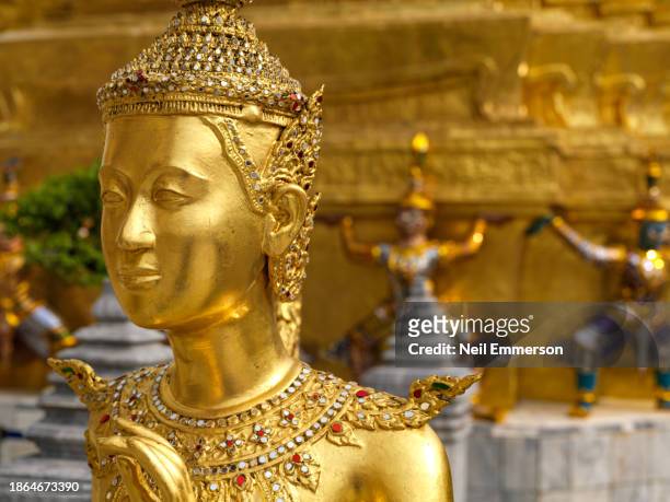statue of kinnorn at grand palace bangkok, thailand - kinnara photos et images de collection