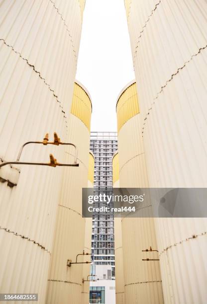 abandoned chemical plant storage tanks - tanque de oxígeno líquido fotografías e imágenes de stock