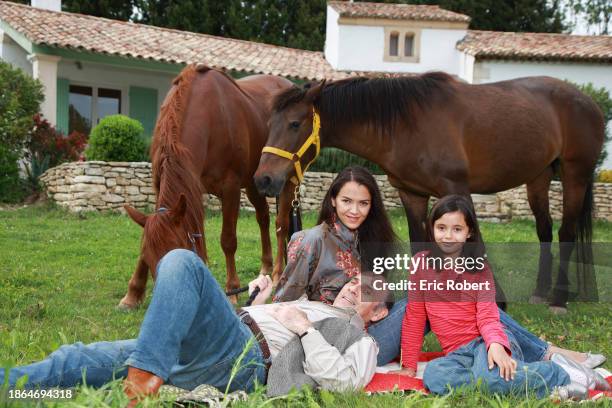 Portrait de l’acteur français Guy Marchand avec son épouse Adelina Khamaganova Marchand et X à Aveyron en 2008.