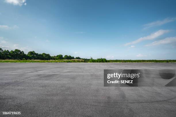 empty parking lot - städtischer platz stock-fotos und bilder