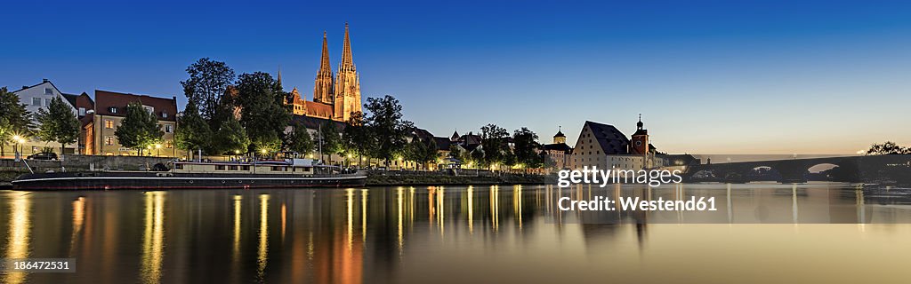 Germany, Bavaria, Regensburg, View of Shipping Museum and cathedral at Danube River