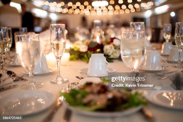 dinner table and distant lights - gala photos et images de collection