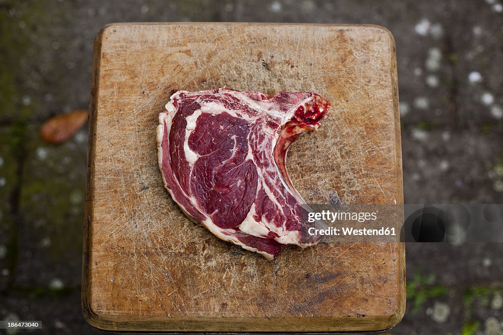 Germany, Duesseldorf, Raw beef on wood block