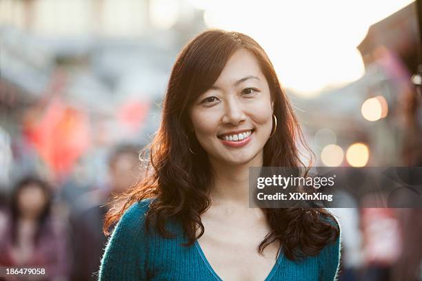 portrait of smiling mid adult woman in houhai, beijing - mulher chinesa imagens e fotografias de stock