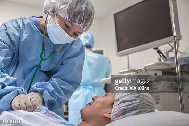 surgeon consulting a patient, getting ready for surgery - beijing opera fotografías e imágenes de stock