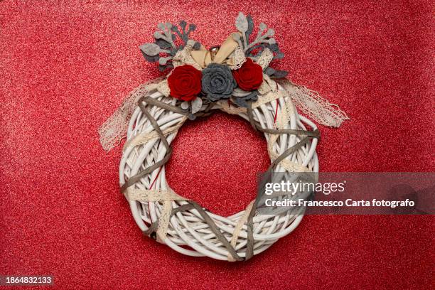 ornate wood christmas wreath - texture carta stock pictures, royalty-free photos & images