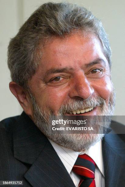 El presidente de Brasil Luiz Inacio Lula da Silva gesticula durante una reunión en su despacho presidencial el 11 de mayo de 2004, en Brasilia. Lula...