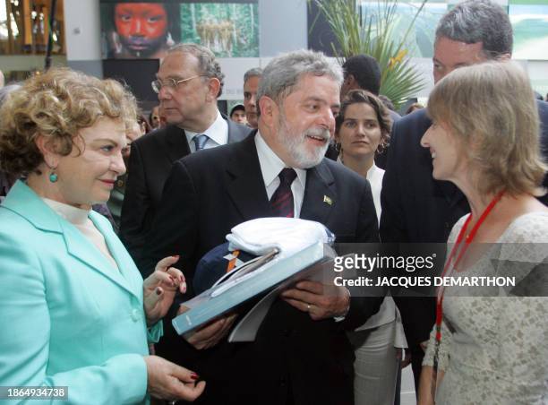Brazilian President Luiz Inacio Lula da Silva and his wife Marisa Leticia visit an exhibition about the Brazil "Espaço Brasil", 14 July 2005 at the...