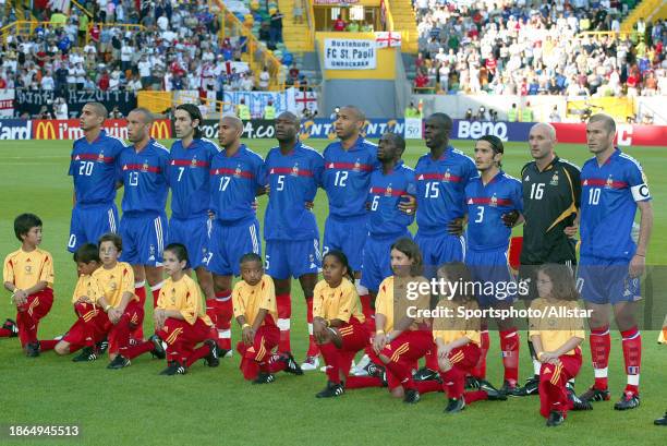 June 25: France team group Line Up before the UEFA Euro 2004 Quarter Final match between France and Greece at Jose Alvalade Stadium on June 25, 2004...