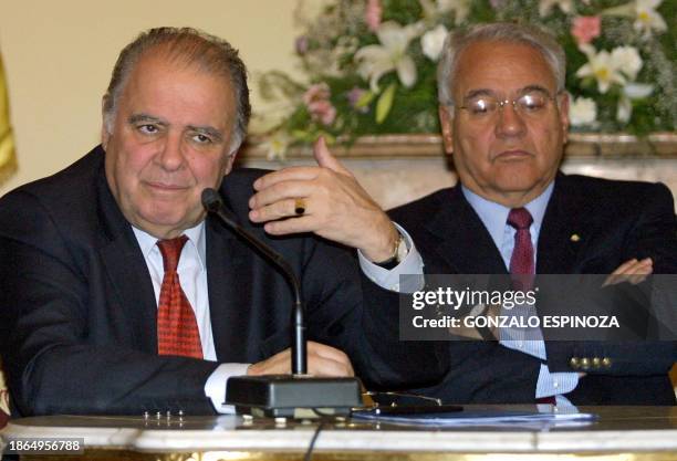 Bolivian bank President Enrique Iglesias talks to the press in La Paz, Bolivia 02 November 2002. El presidente del Banco Interamericano de Desarrollo...