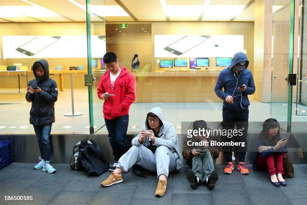 Customers wait in line outside Apple's Inc.'s George Street store ahead of the launch of the company's iPad Air in Sydney, Australia, on Friday, Nov....