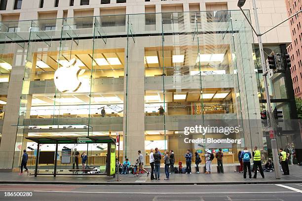 Customers wait in line outside Apple's Inc.'s George Street store ahead of the launch of the company's iPad Air in Sydney, Australia, on Friday, Nov....