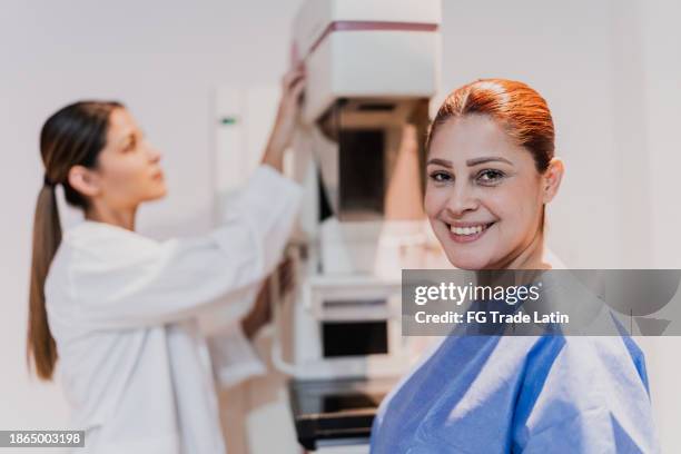 ritratto di una donna adulta in sala mammografica in ospedale - mammografia foto e immagini stock