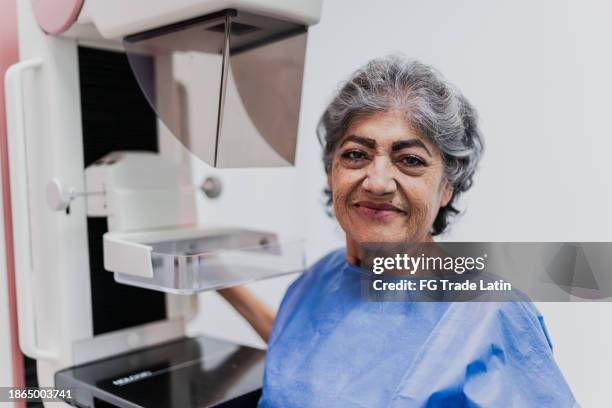 ritratto di una donna anziana su un esame mammografico in ospedale - mammografia foto e immagini stock