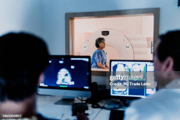 donna anziana in attesa di esame tomografico in ospedale - apparecchiatura medica foto e immagini stock