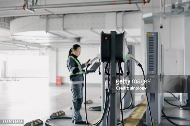 electrical engineer is repairing electric vehicle charging pile - batteriespeicher stock-fotos und bilder