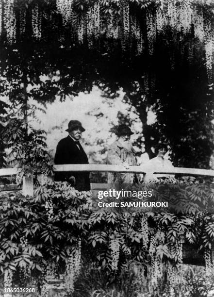 Photo taken in June 1921 in Giverny of the former President of the Council Georges Clémenceau , with the painter Claude Monet and the fashion...