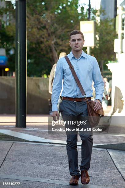 Young Professional Crossing The Street In Downtown, Foto de stock