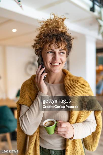 receso - mujeres de mediana edad fotografías e imágenes de stock