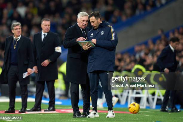 Head coach Carlo Ancelotti of Real Madrid and his assistant coach Davide Ancelotti discuss during the LaLiga EA Sports match between Real Madrid CF...