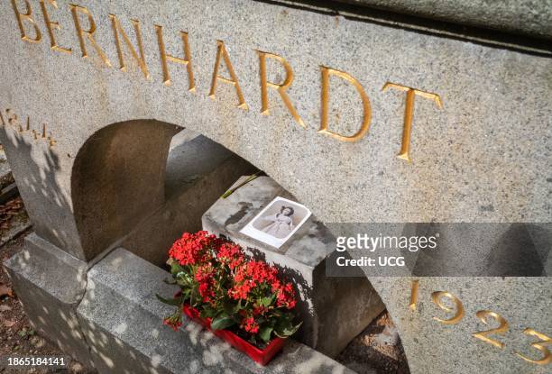Flowers and a photo of the famous actress Sarah Bernhardt on her tomb in Pere Lachaise Cemetery in Paris, France. The flamboyant Bernhardt died age...